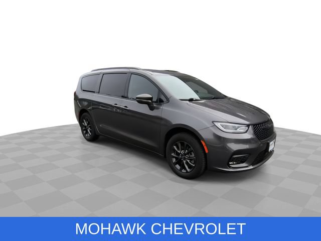 Used 2022 Chrysler Pacifica Touring-L w/ S Appearance Package AWD/4WD image 2