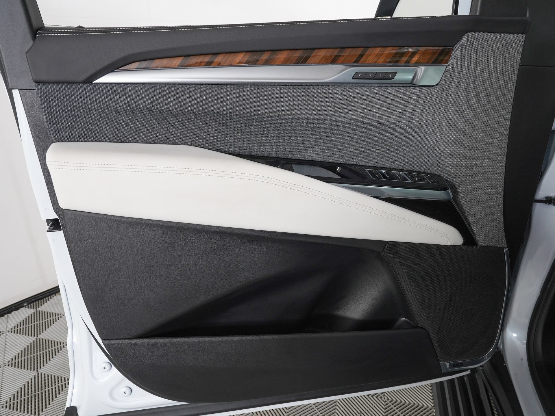 Used 2026 Cadillac Escalade Platinum Luxury w/ LPO, Floor Liner Package AWD/4WD image 17