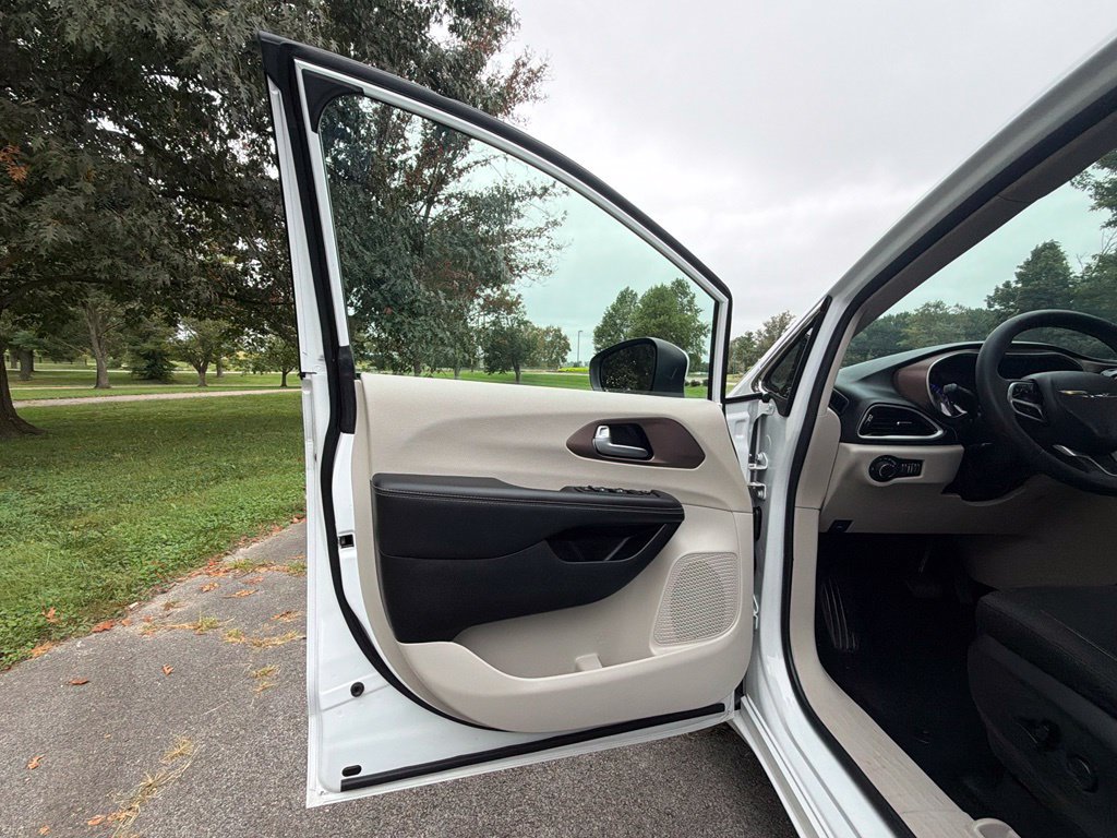 Used 2023 Chrysler Voyager LX FWD image 15