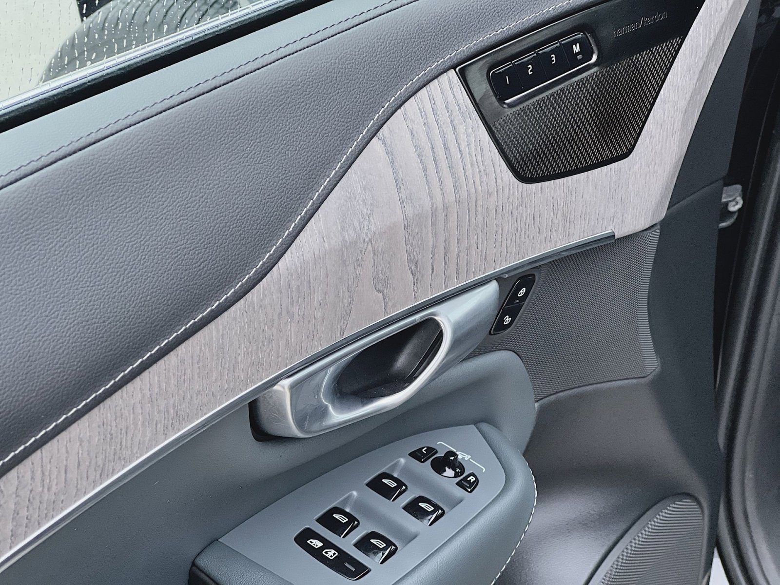 Certified 2023 Volvo XC90 T8 Ultimate w/ Protection Package Premier image 15