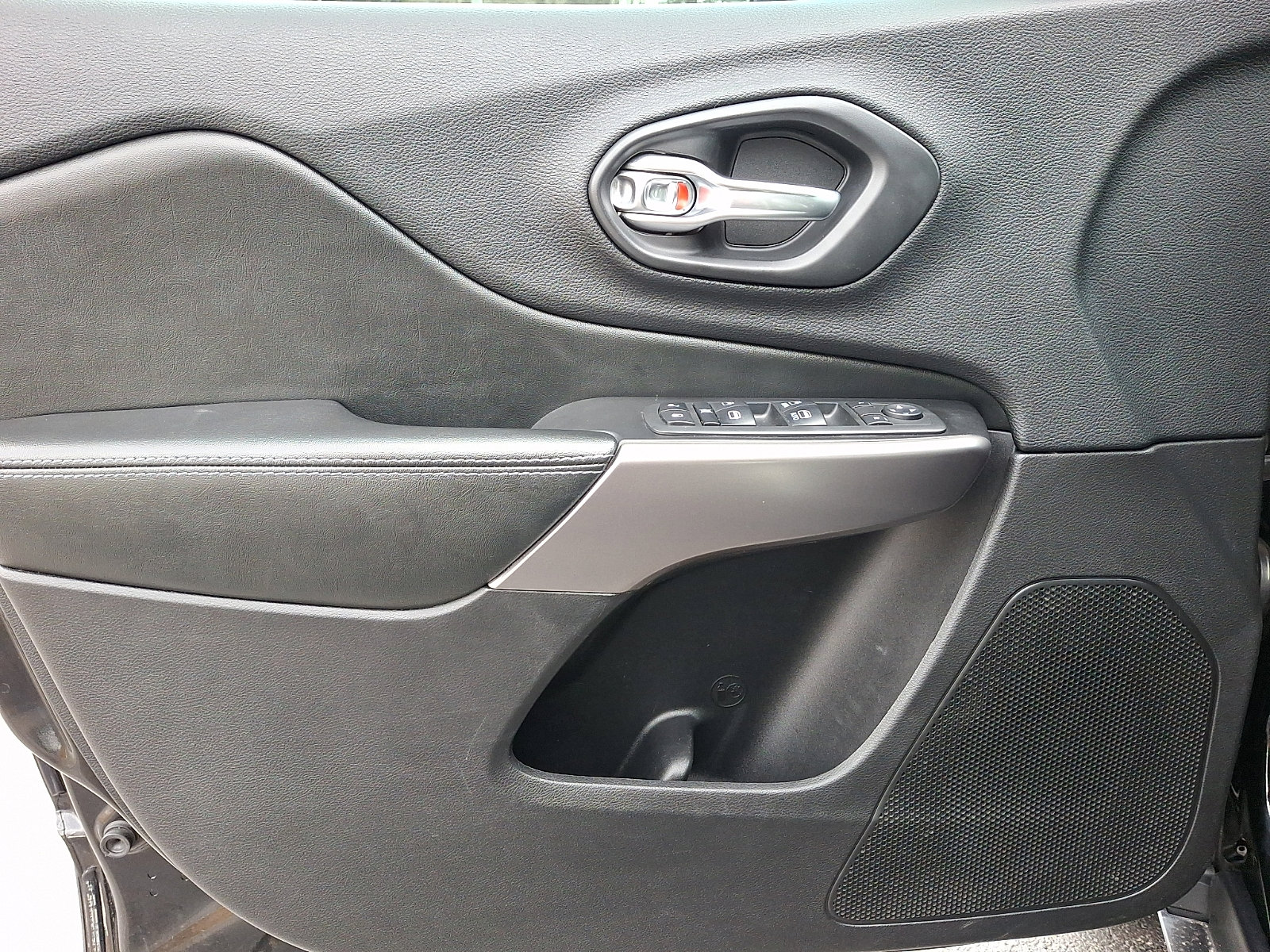 Certified 2019 Jeep Cherokee Latitude Plus image 13