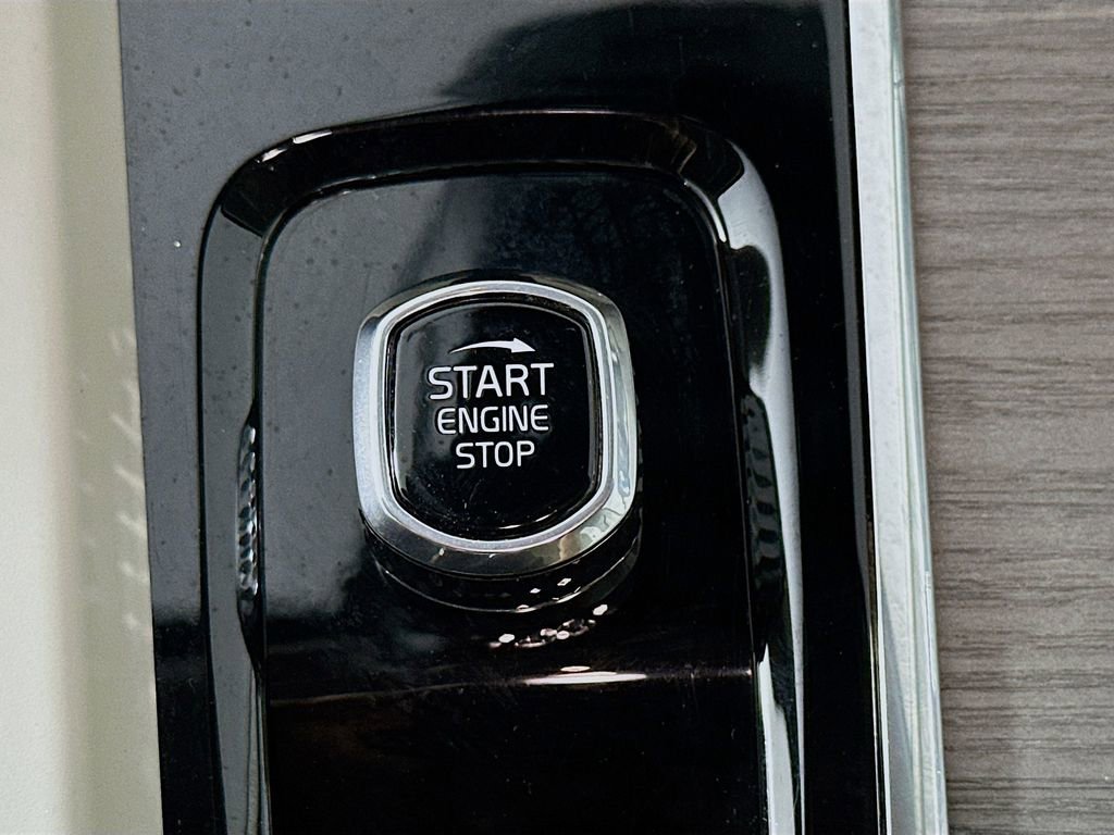 Used 2023 Volvo S60 B5 Ultimate image 28