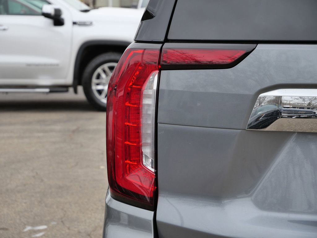 Used 2022 GMC Yukon SLT w/ SLT Premium Package image 8