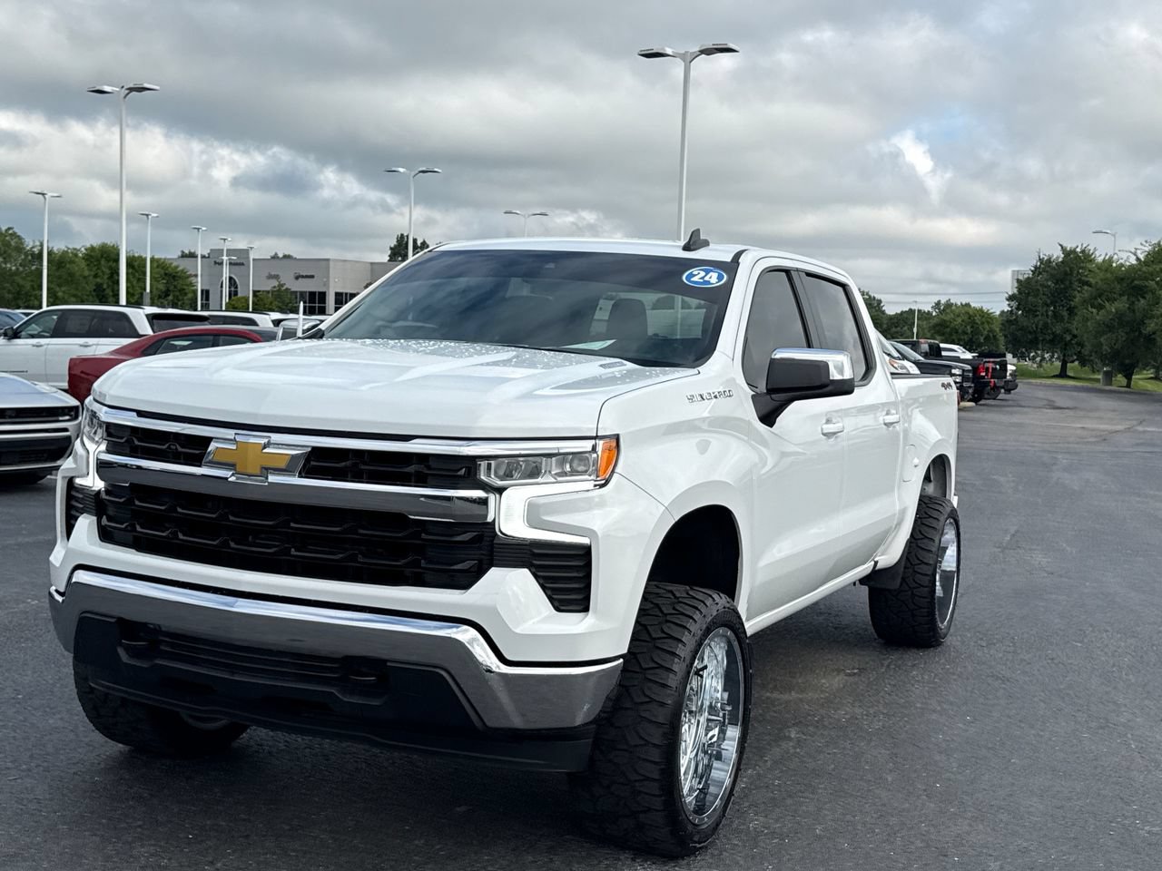 Used 2024 Chevrolet Silverado 1500 LT AWD/4WD image 7