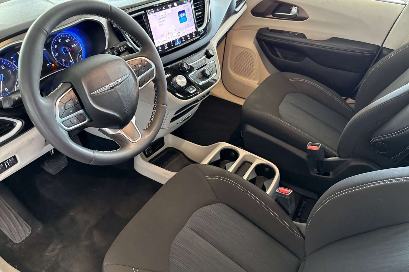 Certified 2022 Chrysler Voyager LX FWD image 10