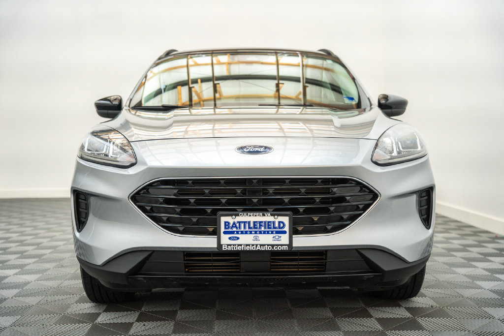 Used 2022 Ford Escape SE w/ SE Sport Appearance Package AWD/4WD image 2