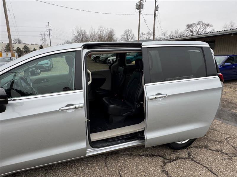 Used 2024 Chrysler Pacifica Touring-L image 30