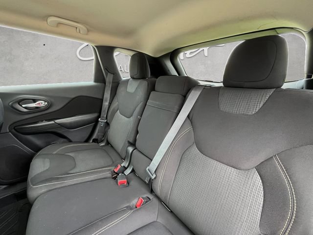Used 2016 Jeep Cherokee Latitude FWD image 22
