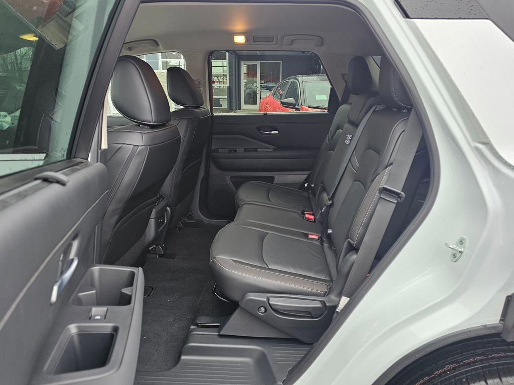 New 2025 Nissan Pathfinder SL image 13