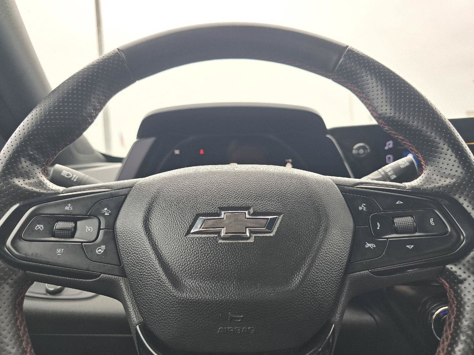 Used 2025 Chevrolet Trax RS FWD image 18
