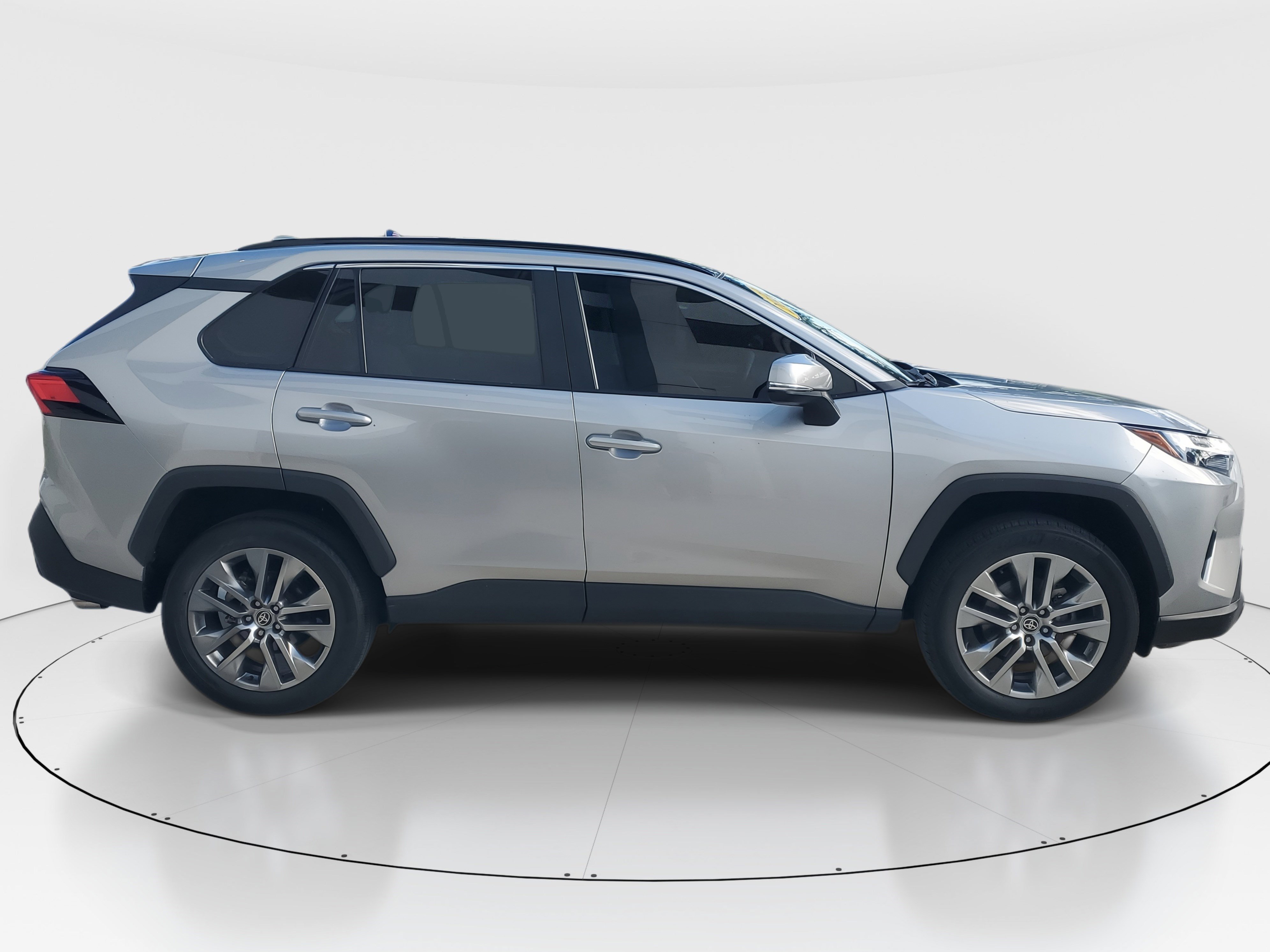 Used 2022 Toyota RAV4 XLE Premium image 3