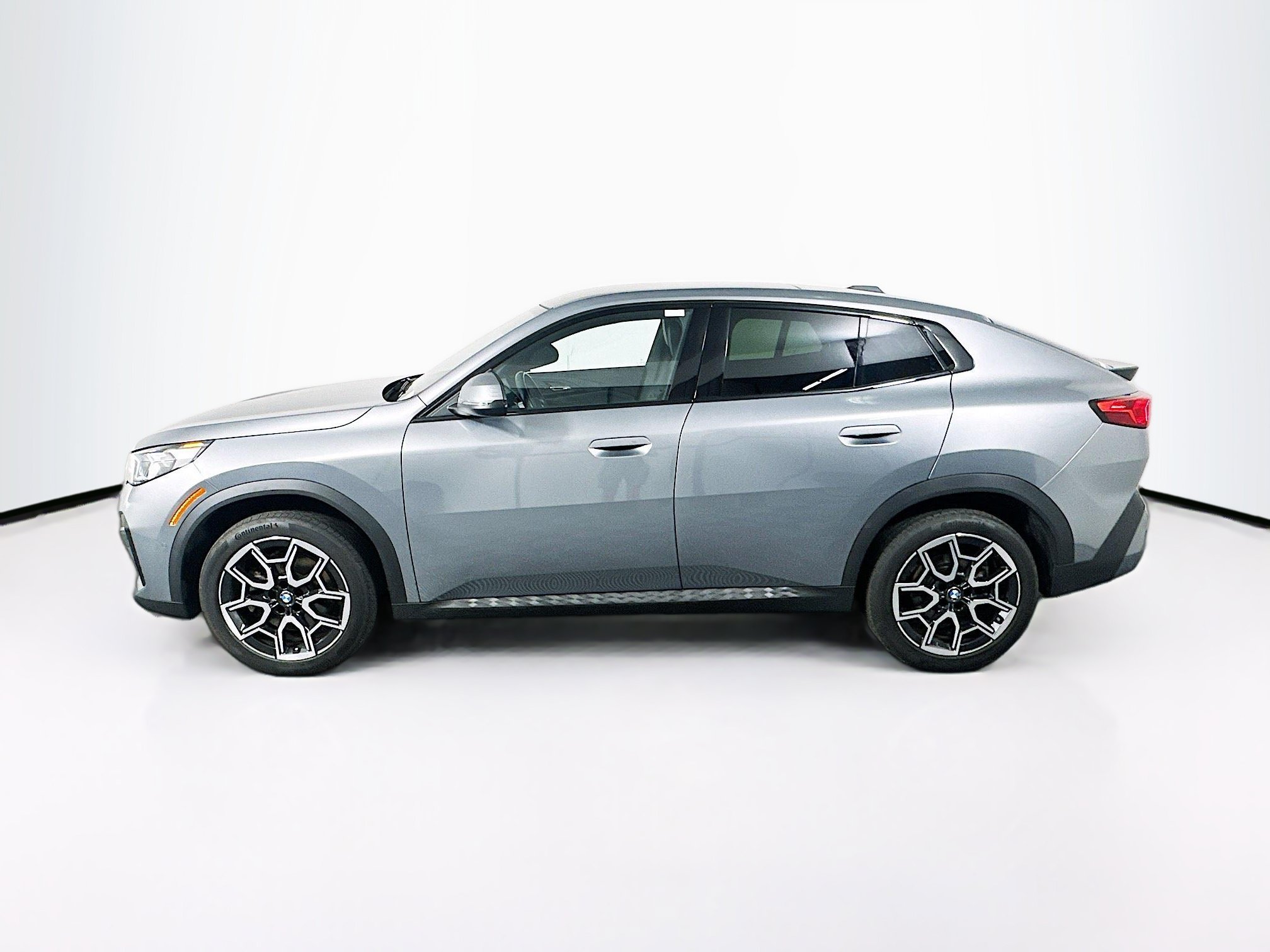 Used 2025 BMW X2 xDrive28i AWD/4WD image 4