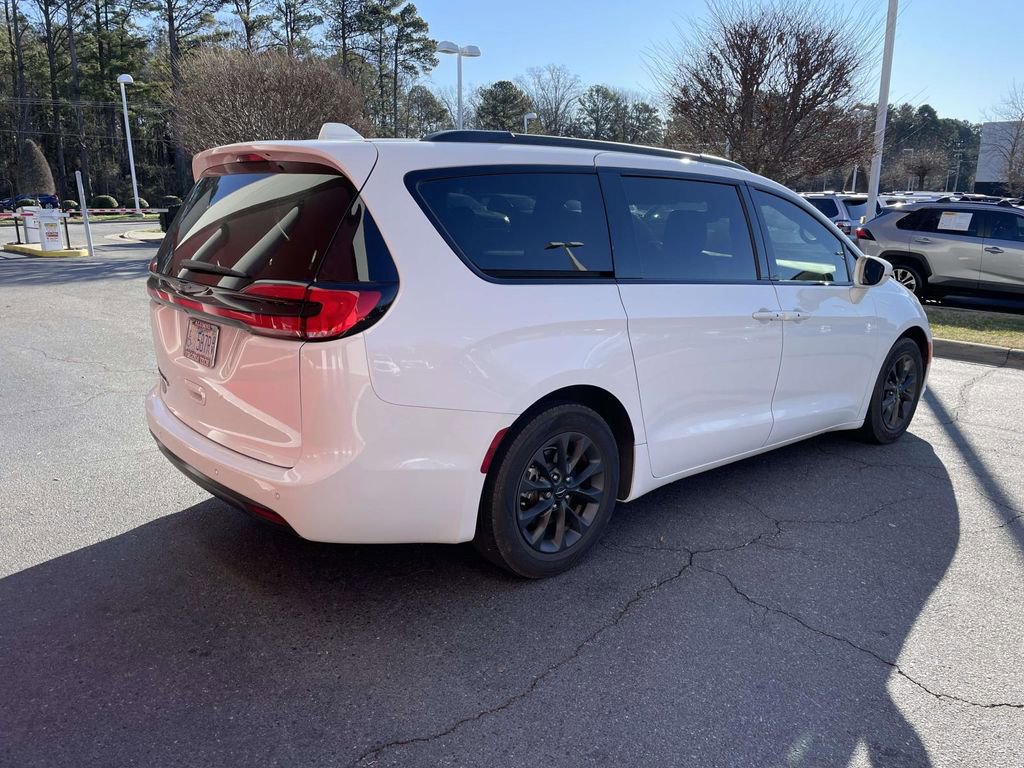 Used 2021 Chrysler Pacifica Touring-L w/ Uconnect Theater Family Group image 10