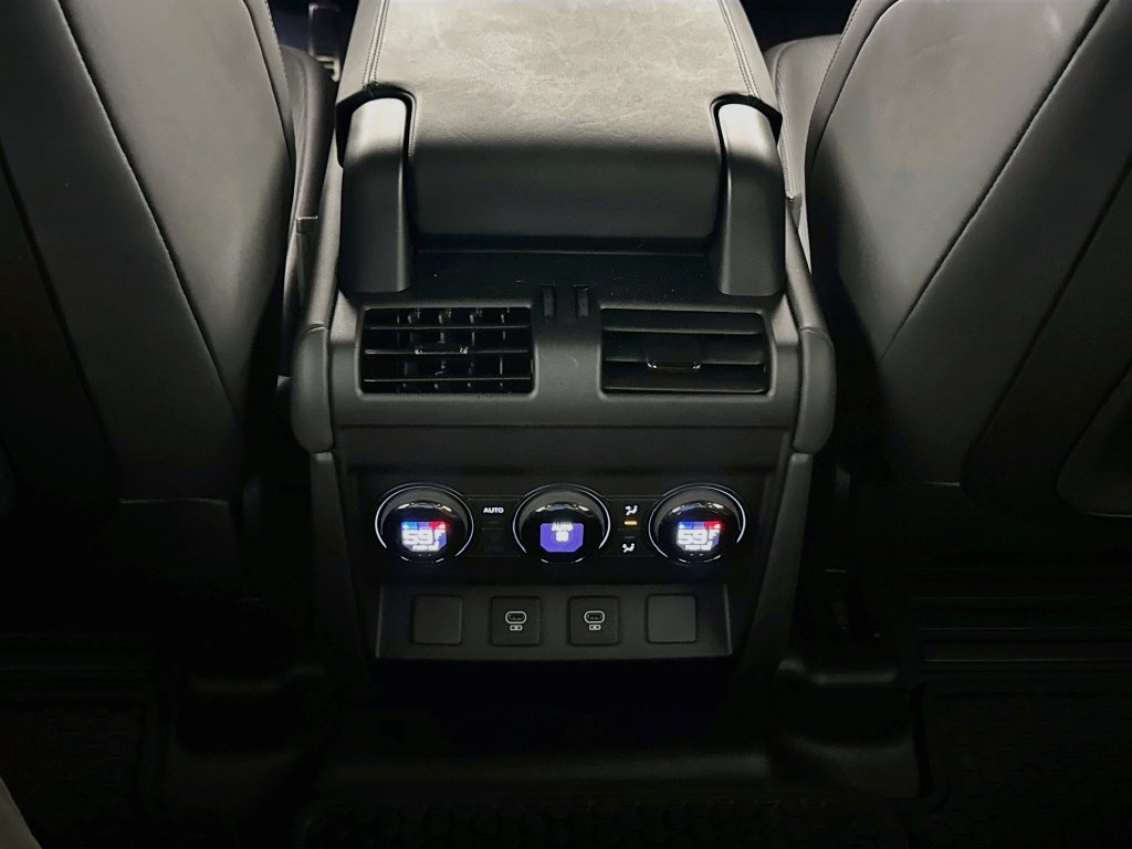 Used 2025 Land Rover Defender 110 AWD/4WD image 28