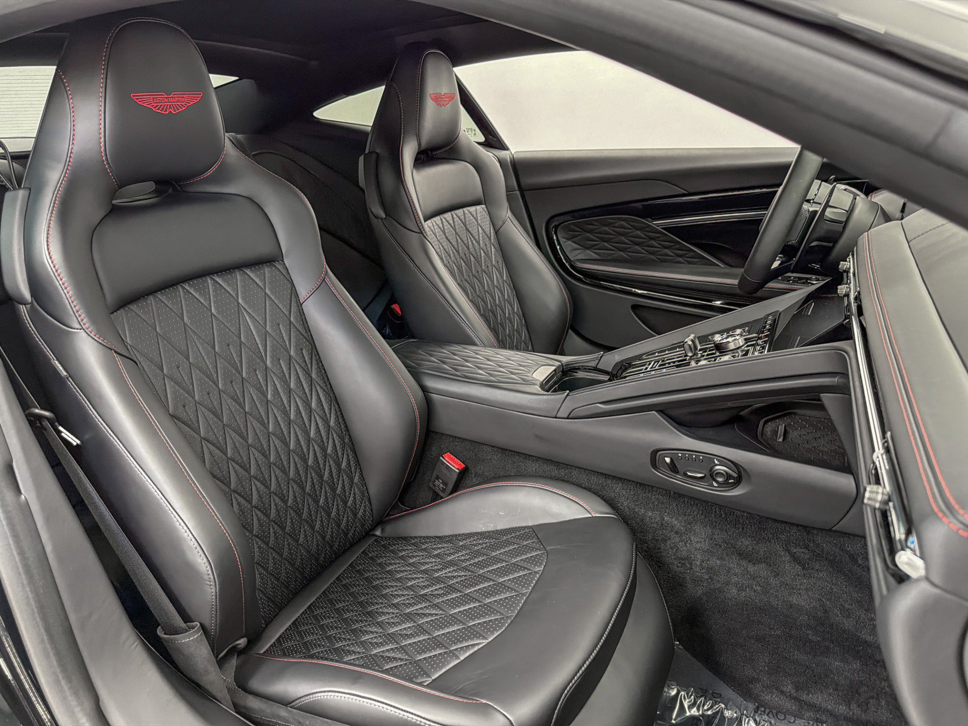 Used 2025 Aston Martin DB12 Coupe RWD image 25