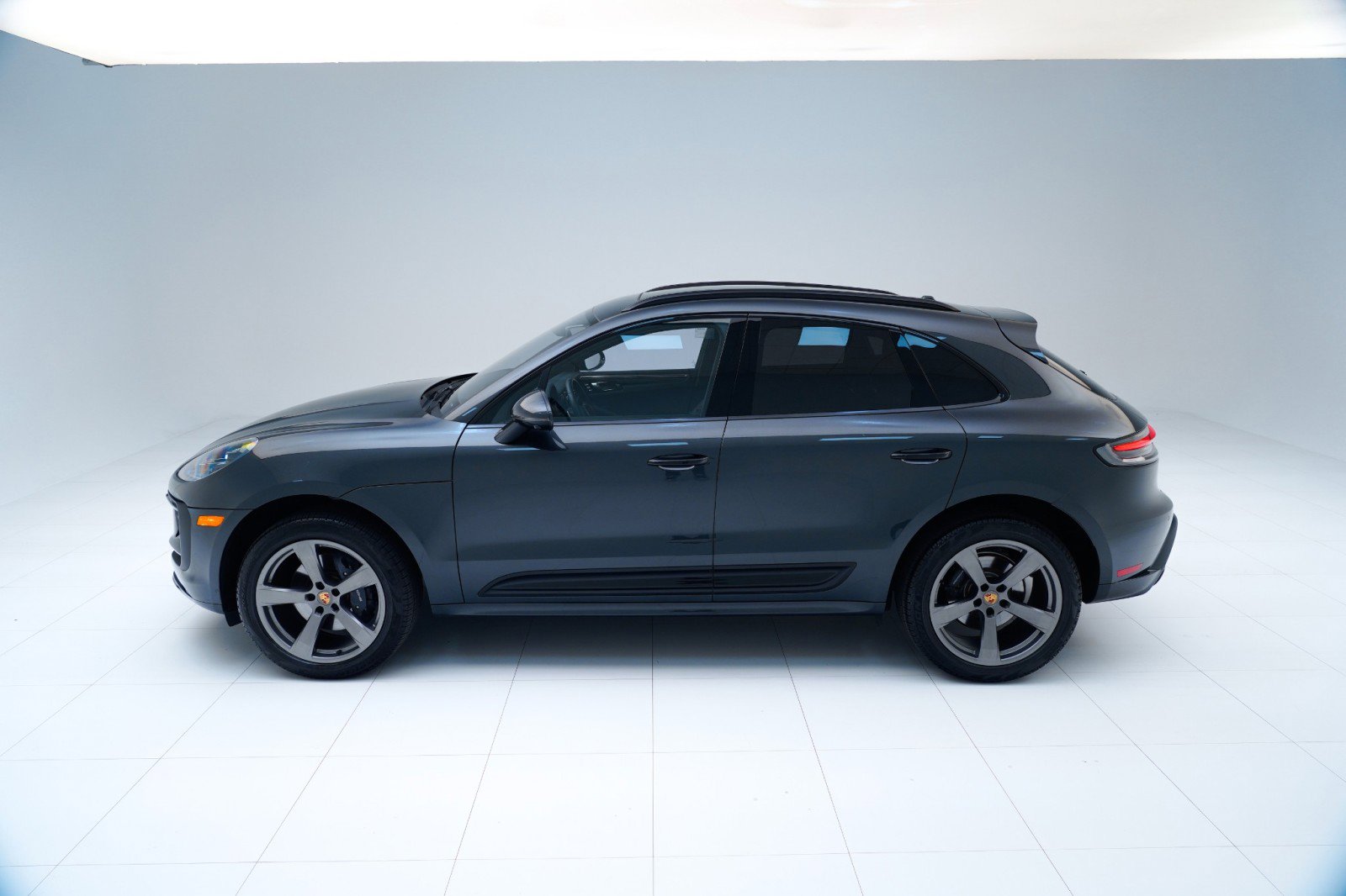 Certified 2025 Porsche Macan AWD/4WD image 2