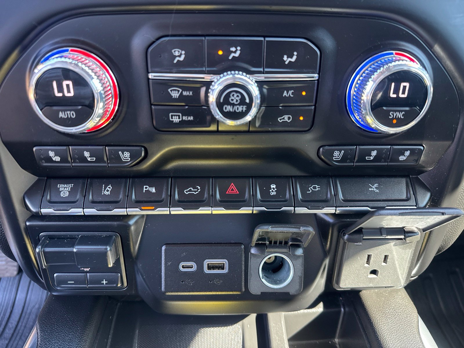 Used 2023 GMC Sierra 3500 Denali w/ Denali Ultimate Package AWD/4WD image 30
