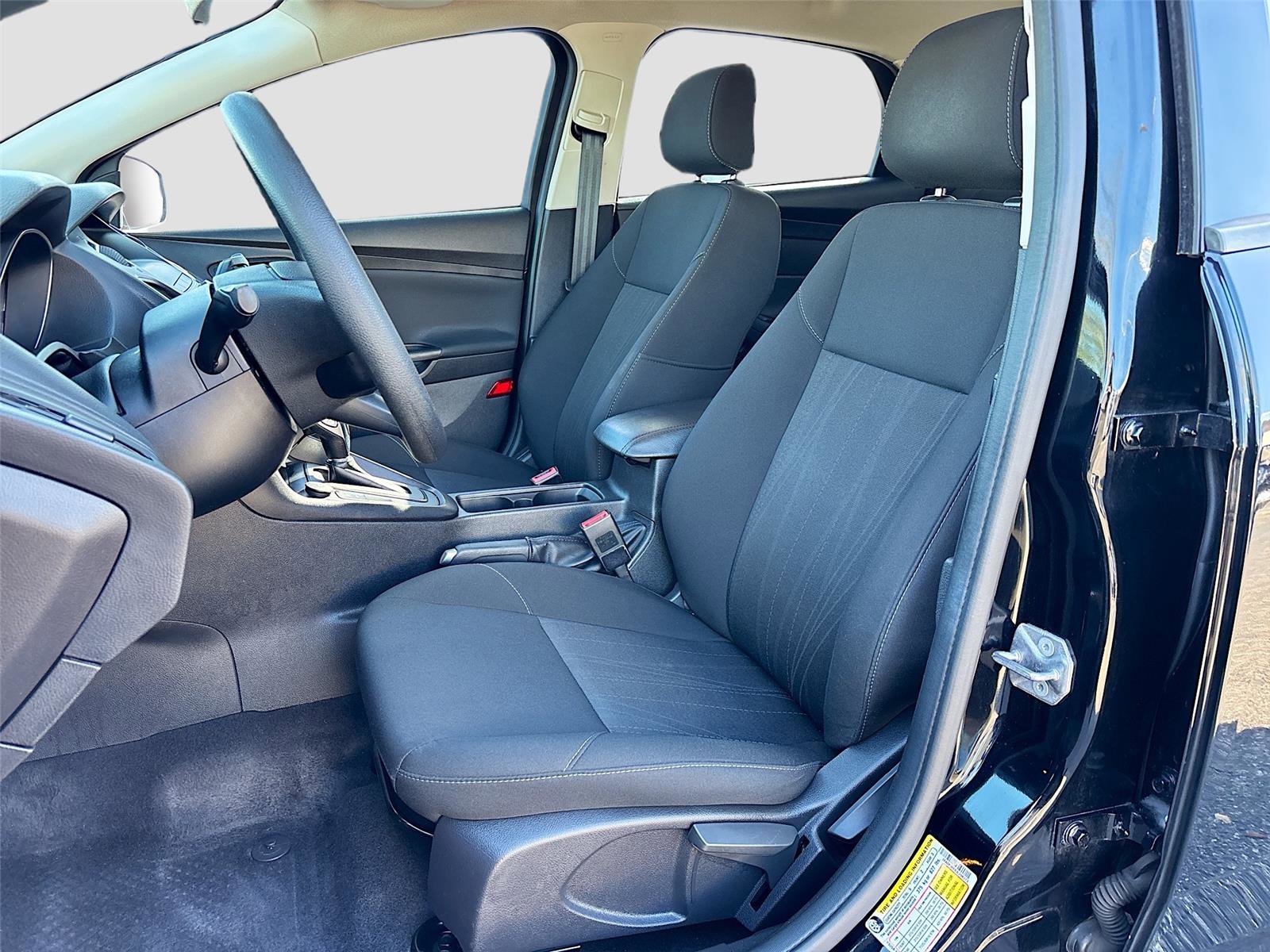 Used 2018 Ford Focus SE w/ SE Appearance Package image 22