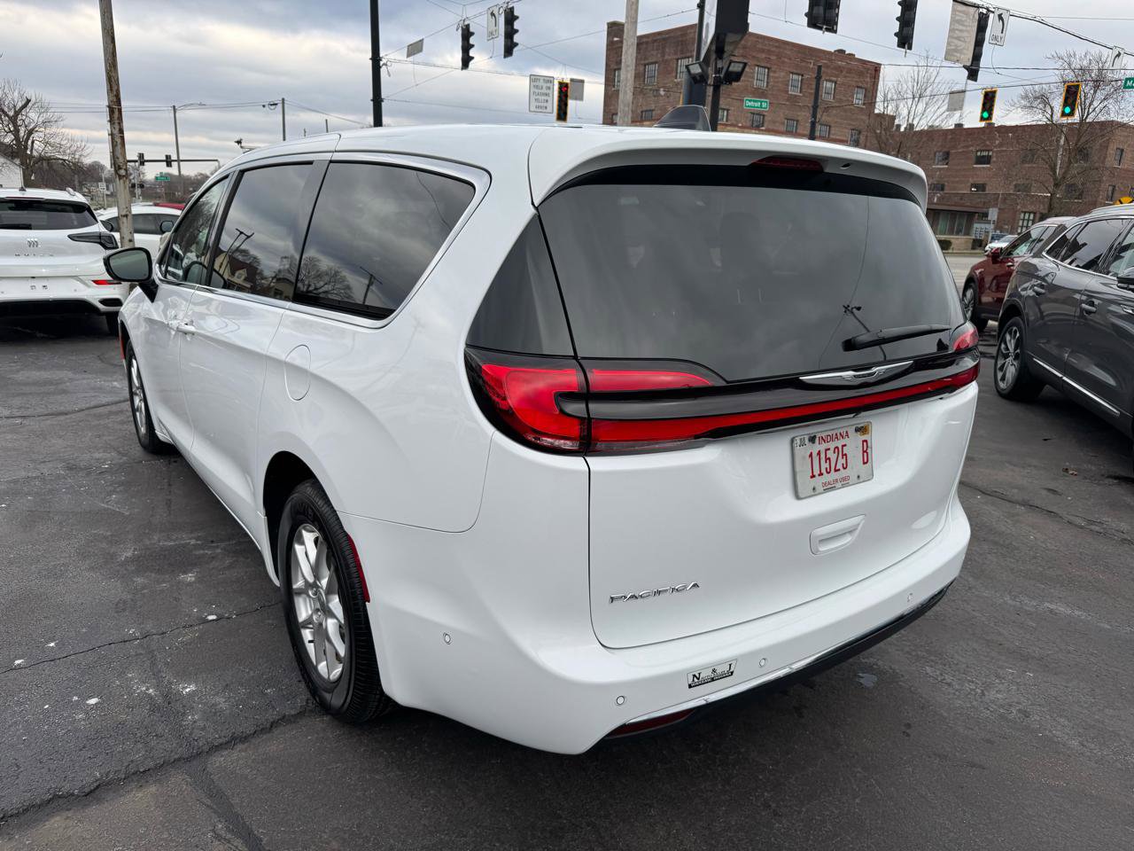 Used 2024 Chrysler Pacifica Touring-L image 7