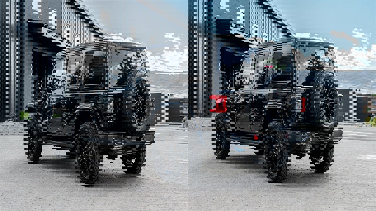 Used 2023 Jeep Wrangler Unlimited Sahara w/ Cold Weather Group AWD/4WD image 2