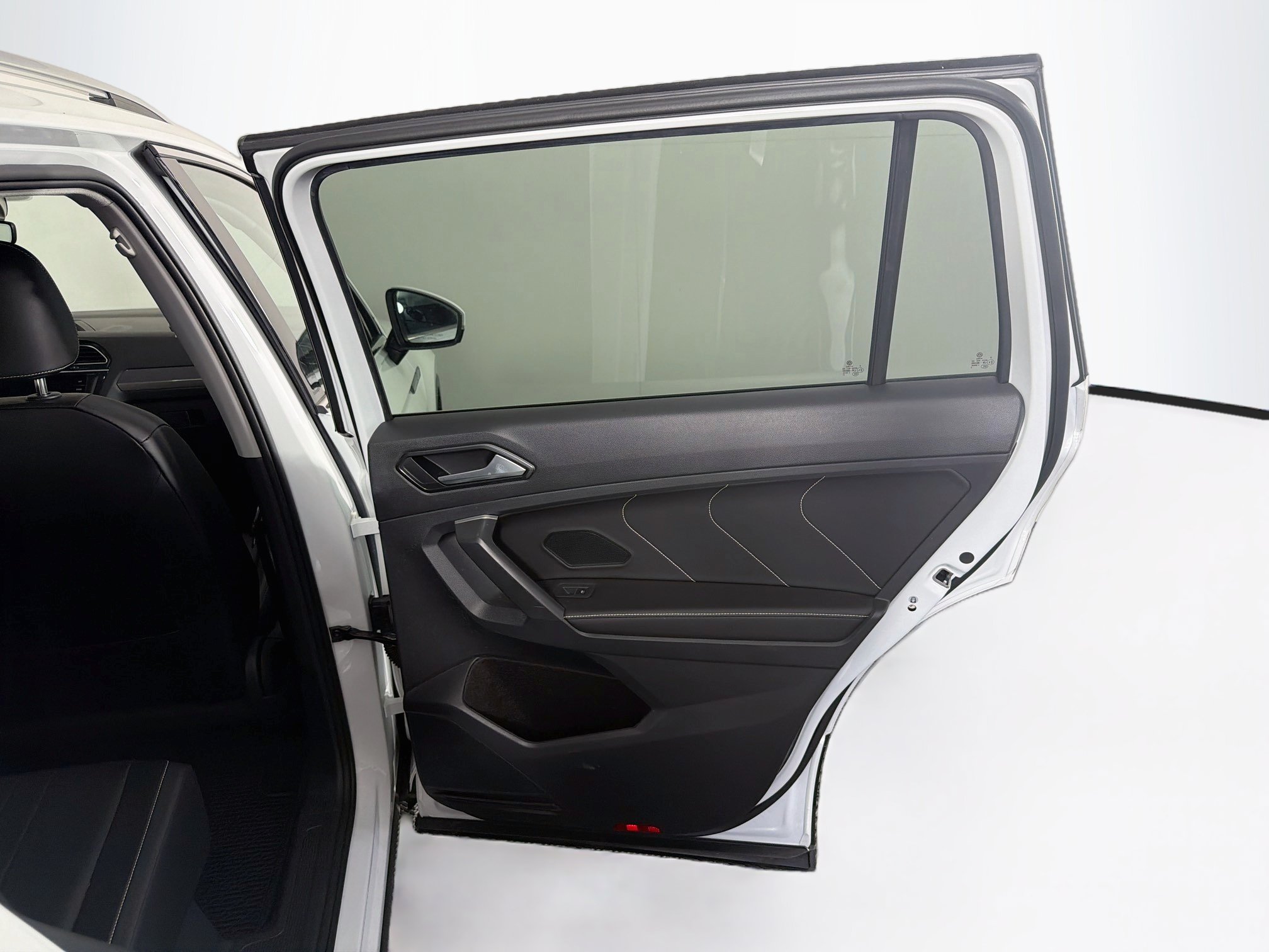 Used 2023 Volkswagen Tiguan SE FWD image 31