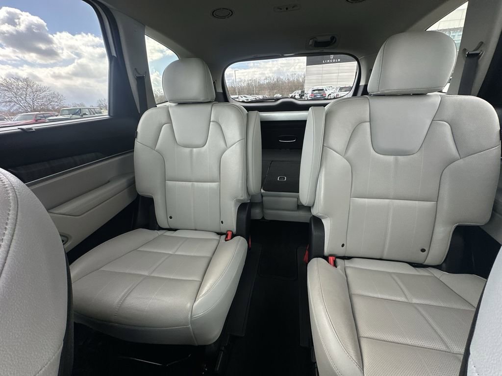 Used 2024 Kia Telluride EX w/ EX Captain's Chair Package image 13
