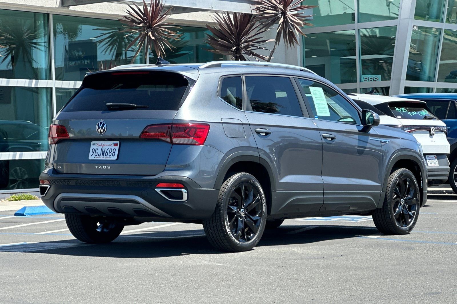 Used 2023 Volkswagen Taos SE w/ Black Wheel Package FWD image 4