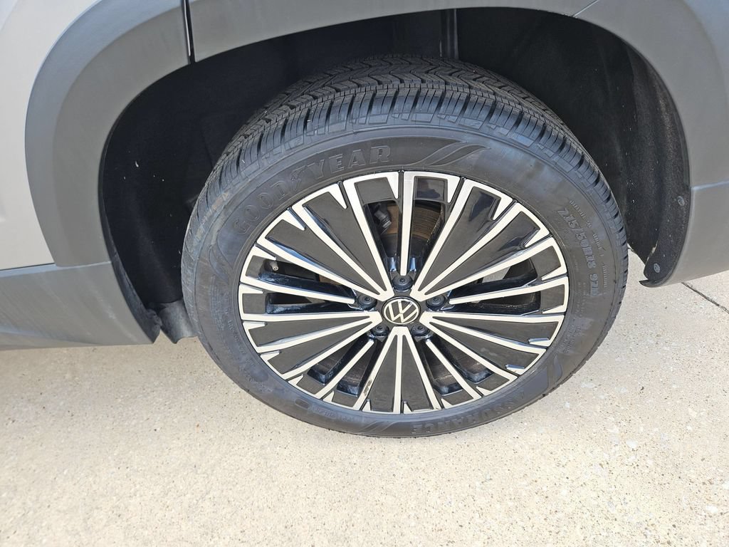 Used 2025 Volkswagen Taos SE FWD image 26