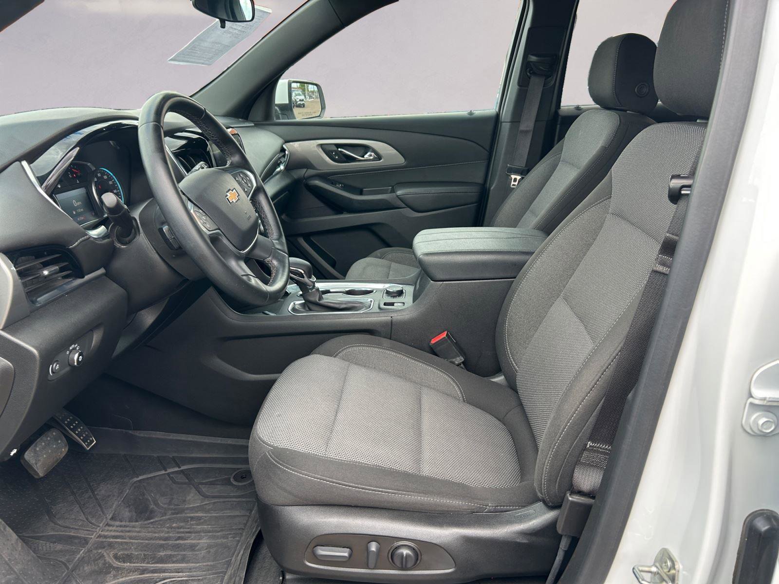 Used 2023 Chevrolet Traverse LT image 9