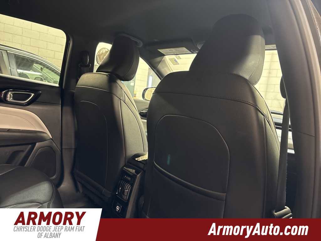 Used 2025 Jeep Compass Limited image 30
