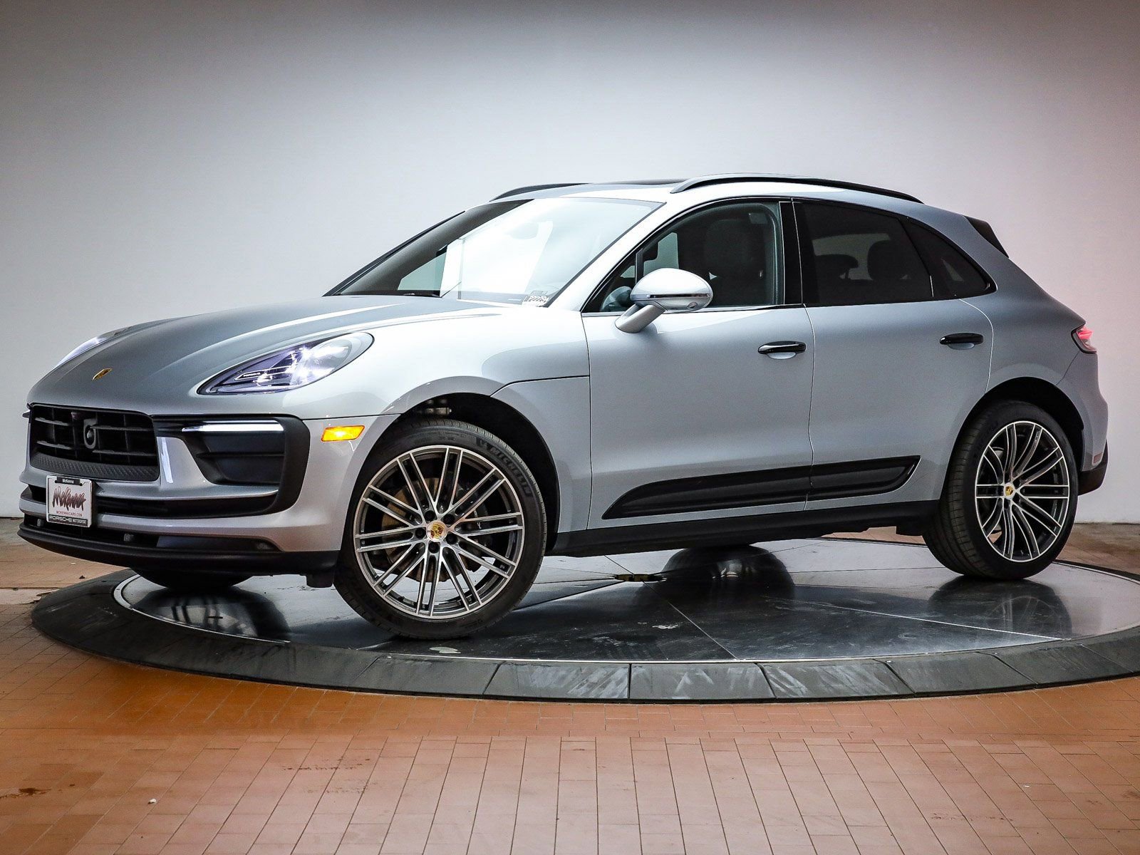 Certified 2025 Porsche Macan image 1