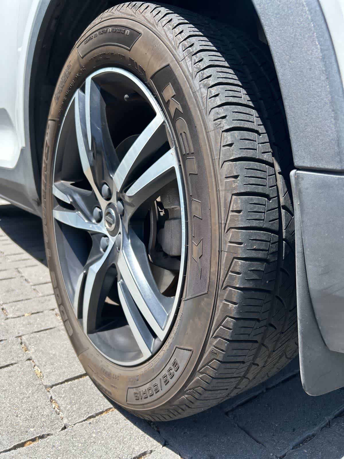 Used 2019 Volvo XC40 T4 R-Design FWD image 12