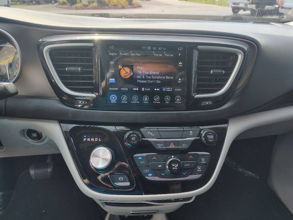 Used 2017 Chrysler Pacifica Touring-L FWD image 15
