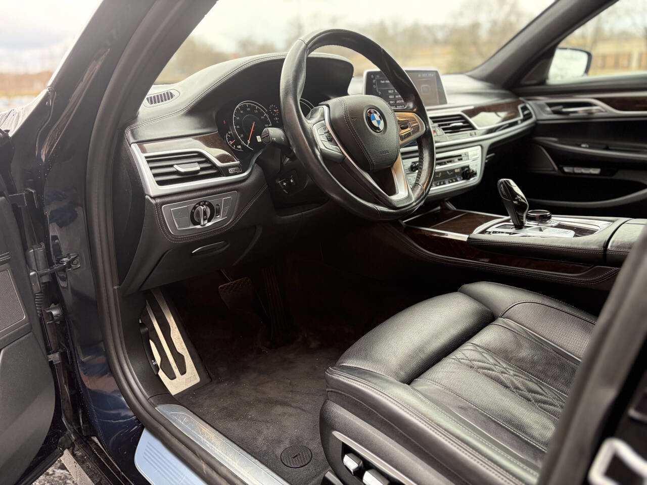 Used 2017 BMW 750i xDrive image 9