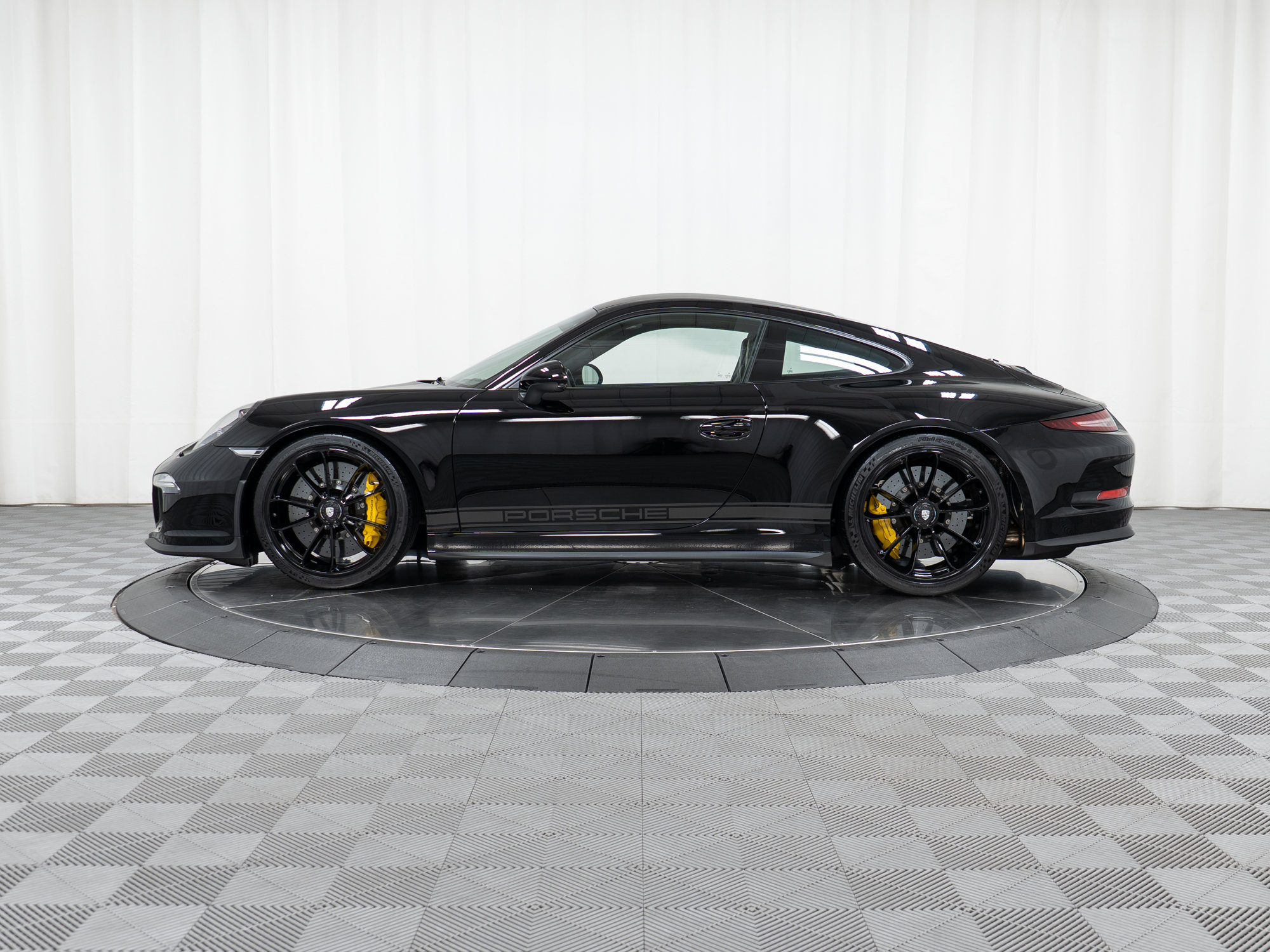 Used 2016 Porsche 911 R RWD image 2