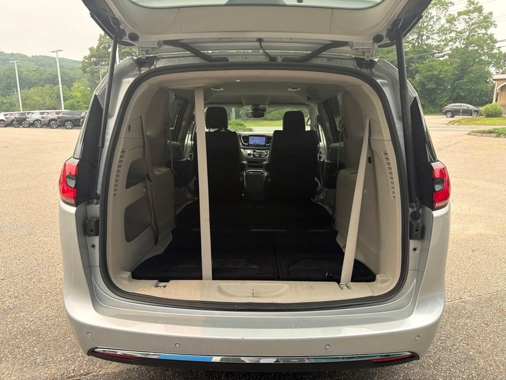 Used 2023 Chrysler Pacifica Touring-L FWD image 16
