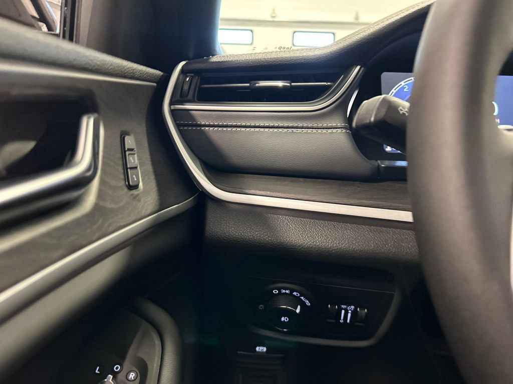 New 2025 Jeep Grand Cherokee Limited w/ Luxury Tech Group II image 18