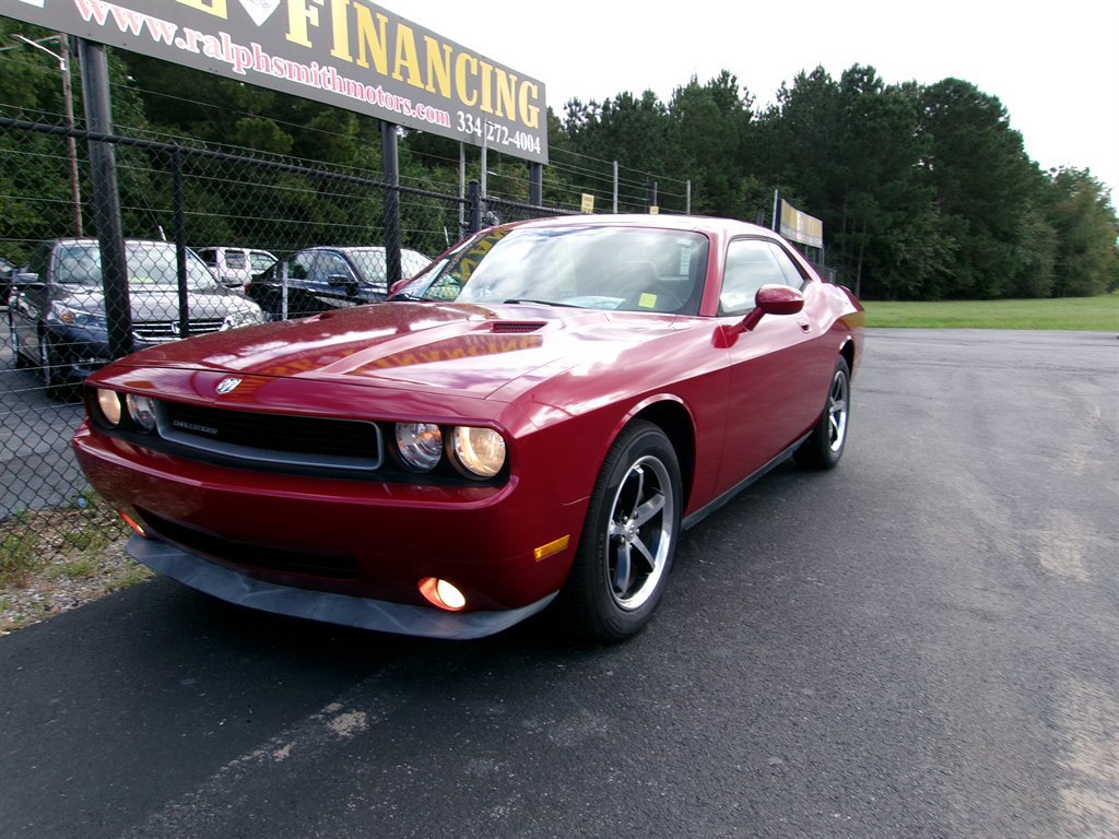 Used 2010 Dodge Challenger SE image 2