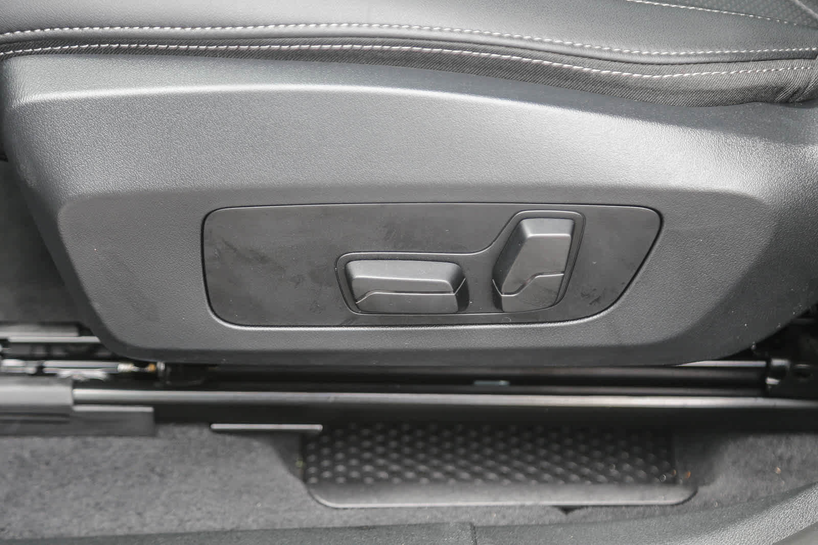 Used 2025 BMW X2 xDrive28i w/ Convenience Package image 17