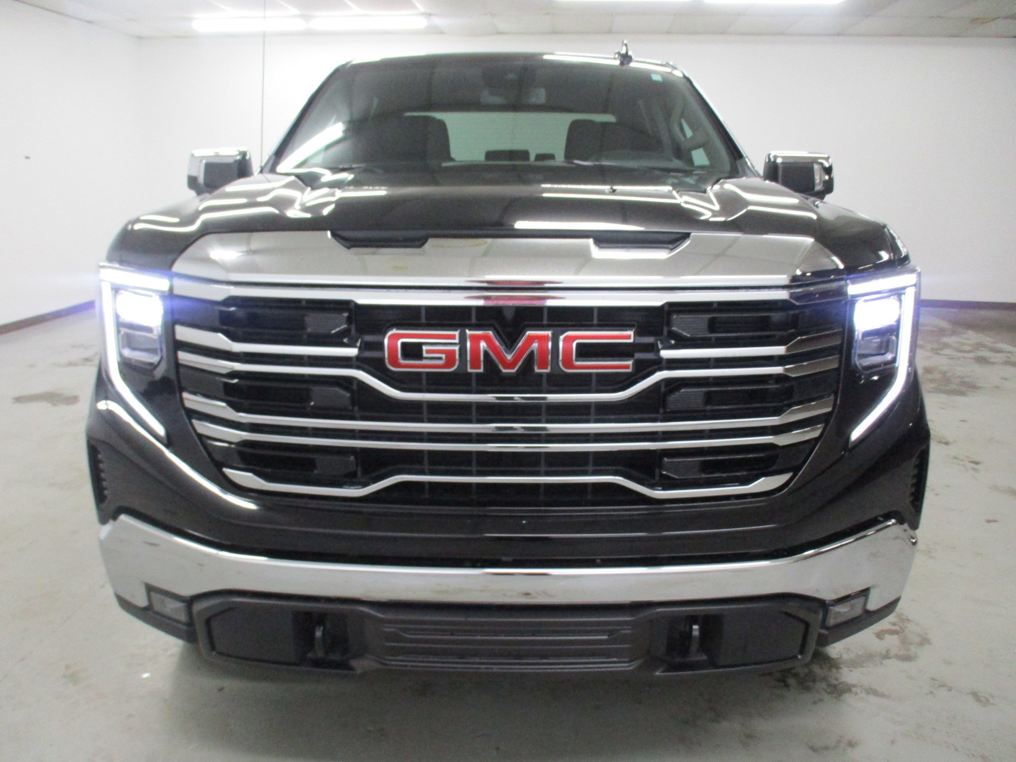 New 2026 GMC Sierra 1500 SLT w/ SLT Premium Package image 2