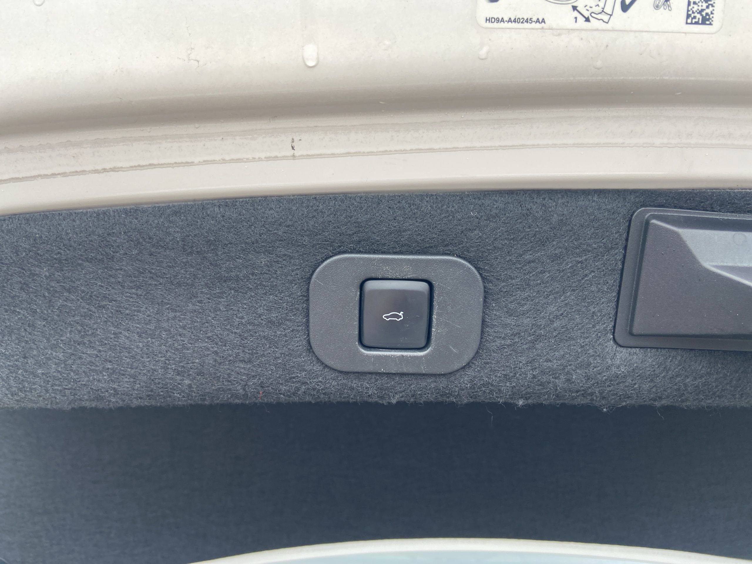 Used 2017 Lincoln Continental Select w/ Continental Climate Package image 19