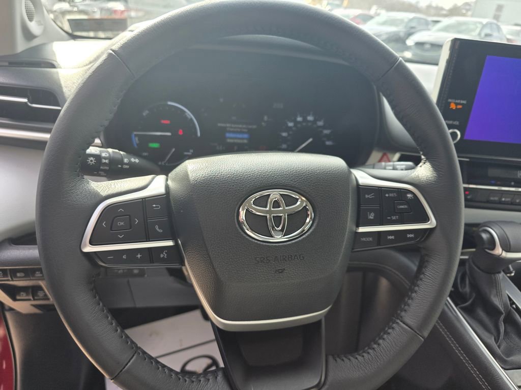 Used 2025 Toyota Sienna XLE w/ XLE Plus Package image 14