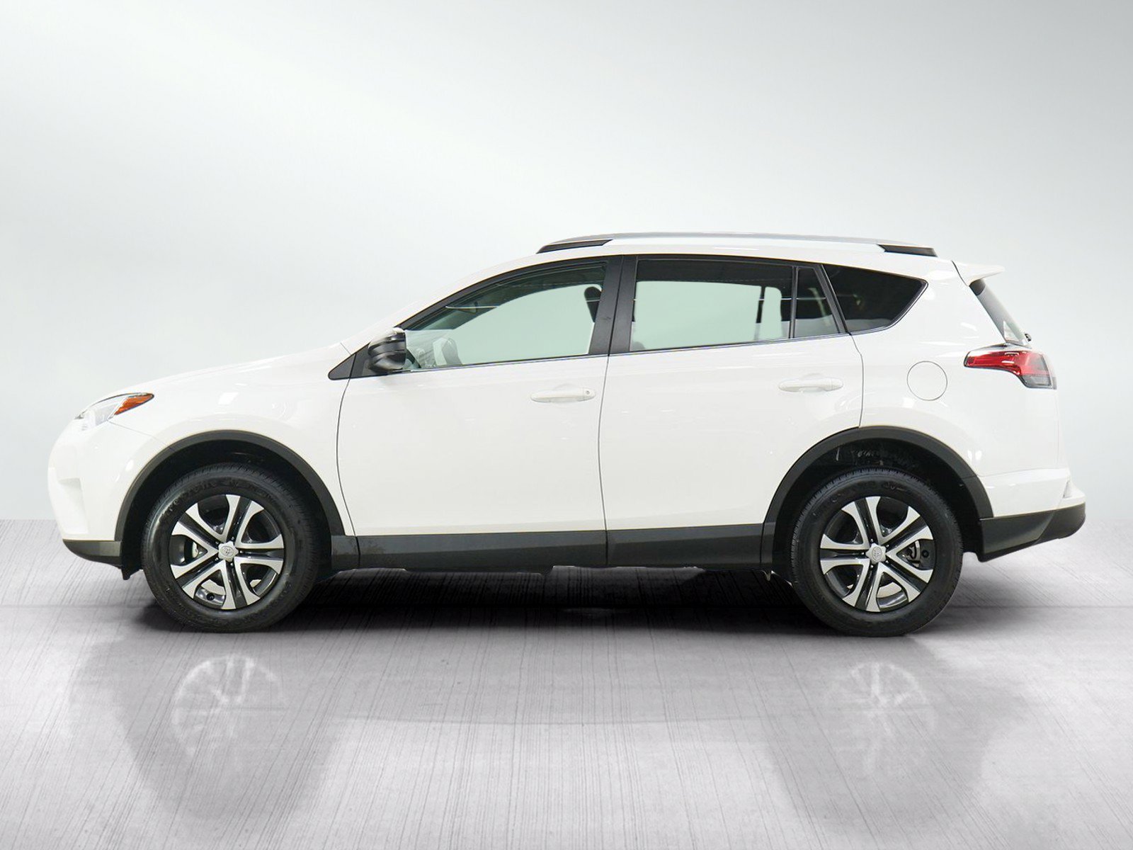 Used 2016 Toyota RAV4 LE AWD/4WD image 2