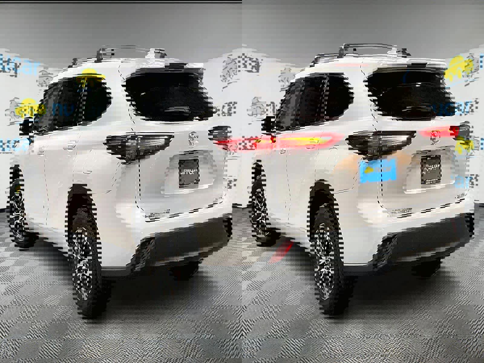 Used 2023 Toyota Highlander XLE image 4