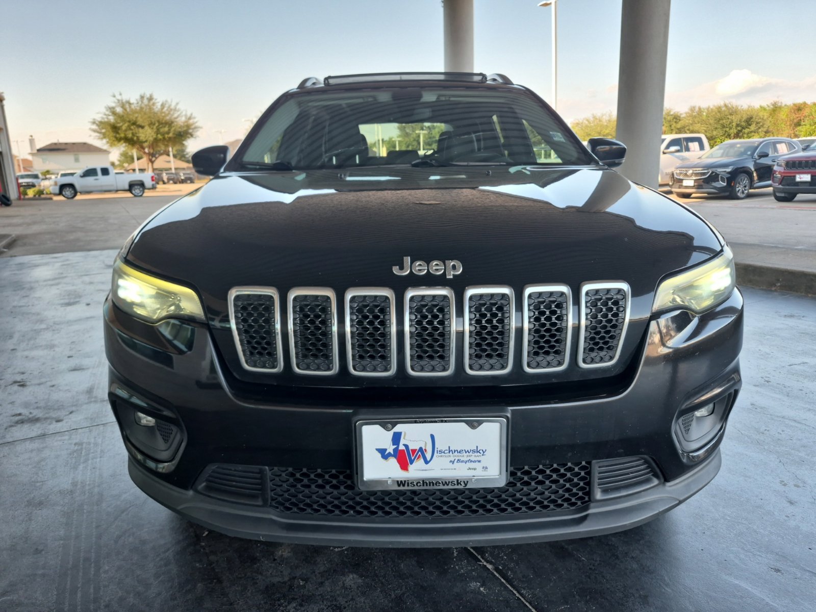 Used 2019 Jeep Cherokee Latitude Plus w/ Comfort/Convenience Group FWD image 3