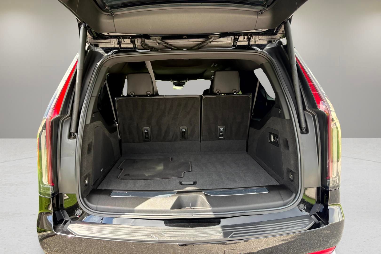 Certified 2023 Cadillac Escalade ESV Premium Luxury AWD/4WD image 16