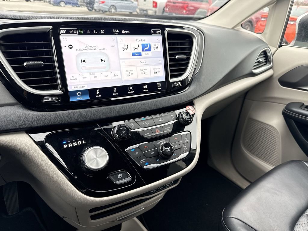 Used 2023 Chrysler Pacifica Touring-L image 19