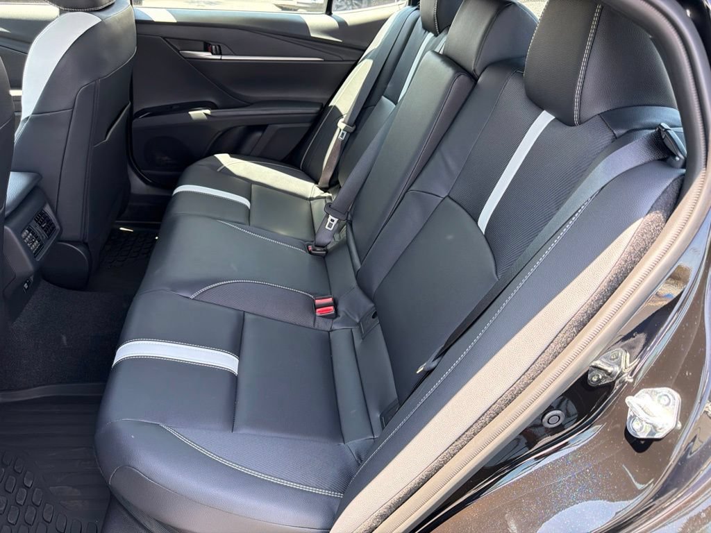 New 2026 Toyota Camry Hybrid FWD image 32