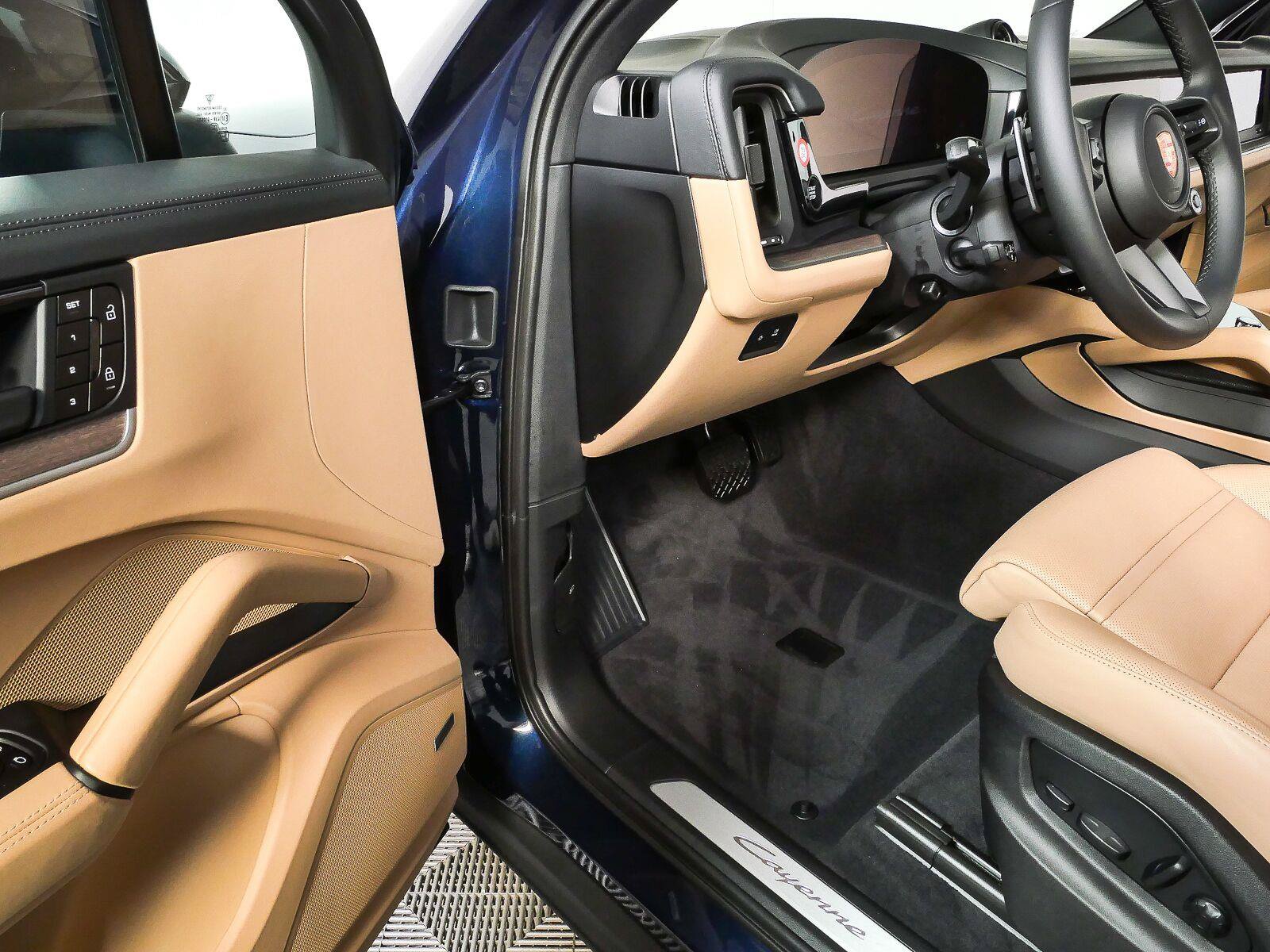 Certified 2026 Porsche Cayenne E-Hybrid AWD/4WD image 8