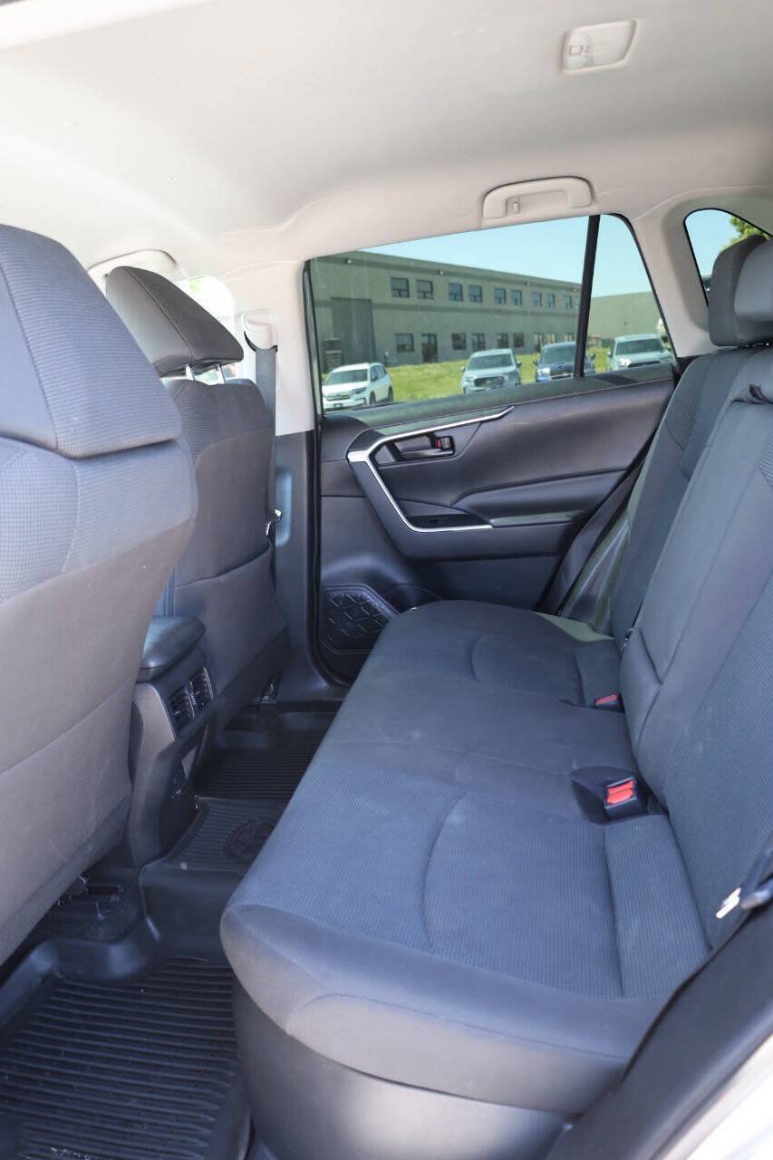 Used 2021 Toyota RAV4 LE AWD/4WD image 17